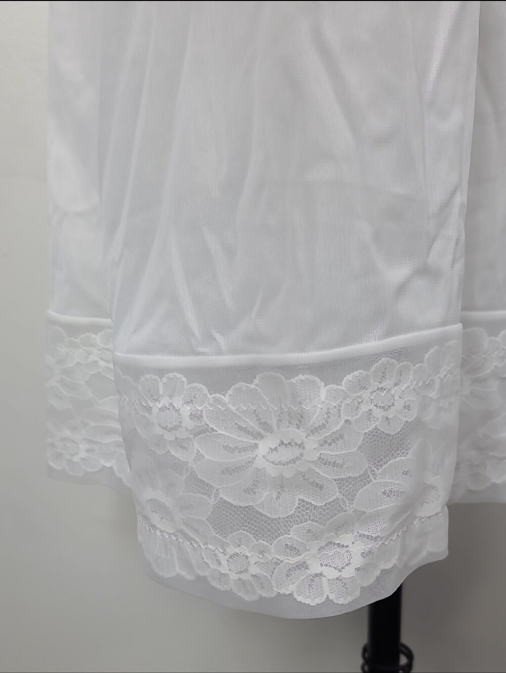Vintage 70's Vanity Fair Ivory White Nylon Lace Trim 24" Full Slip Dress 38 - Picture 12 of 15